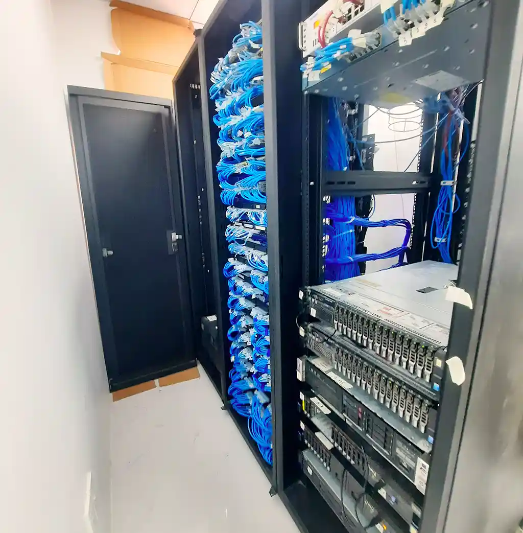 Hệ thống server, thiết bị mạng trung tâm được lắp đặt trong phòng máy lạnh riêng, đảm bảo hiệu suất hoạt động và độ bền thiết bị.